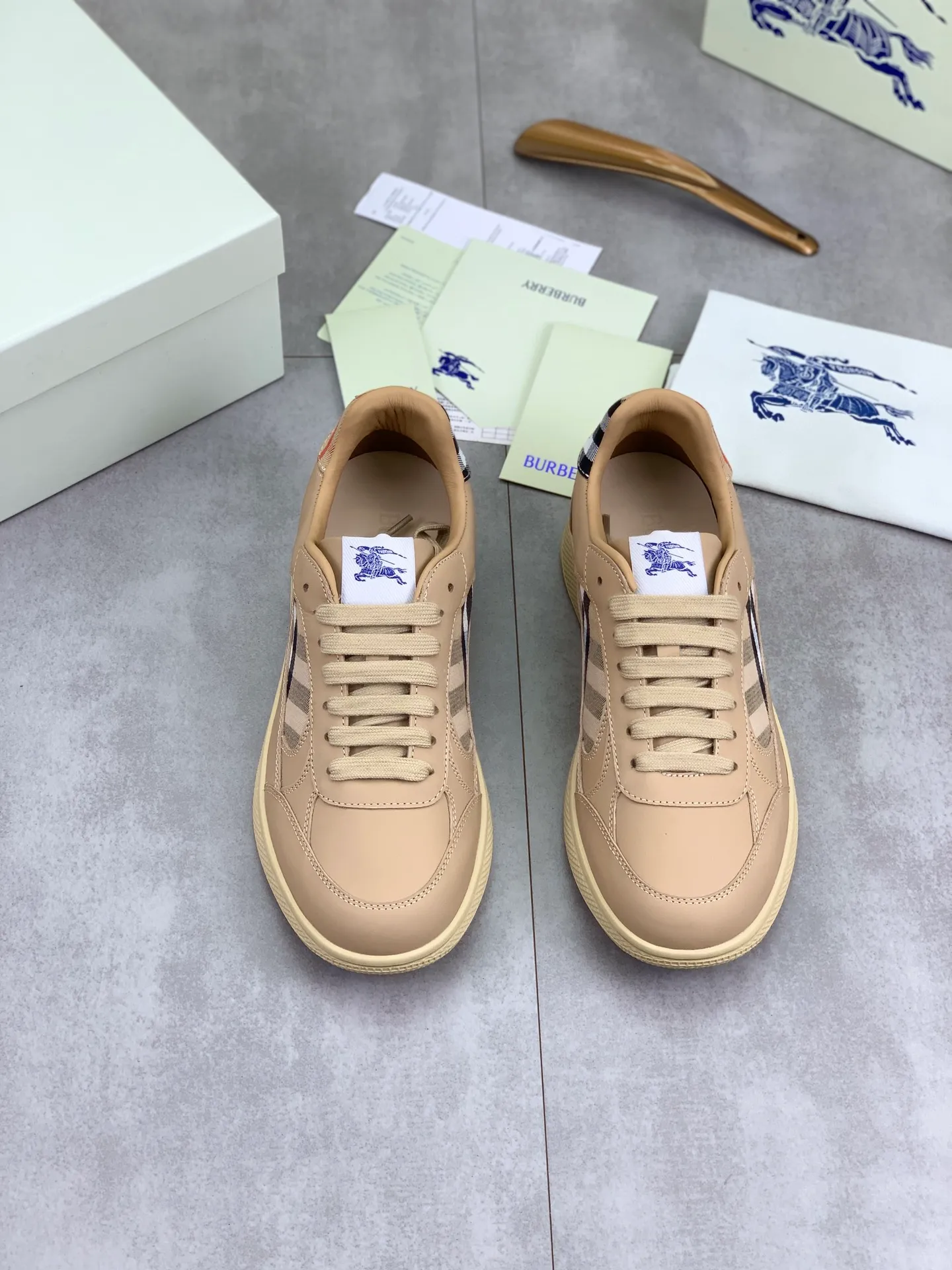 Factory price P640 [BURBERRY] Burberry - High-end quality original order - Upper: imported 🔝 original material - Inner lining: cowhide lining, feet; water-dyed cowhide - Outsole: ultra-light TPR rubber; two-color molded outsole - Super high quality control · Fine workmanship: highlighted (high-end, extravagance, grade) -Size: 39-45 (Male 38 46 can be customized) · Color: Multi-color optional